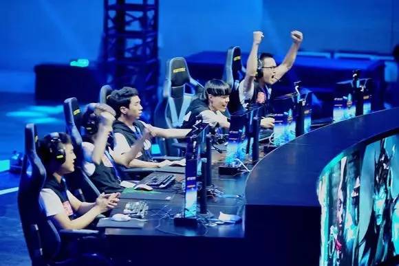 QiuQiu ：第二局的时候其实没有想到对面会选到阿木木